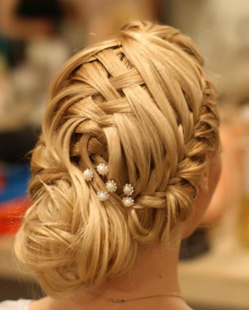 Прическа и макияж - эти две вещи необходимы. 05