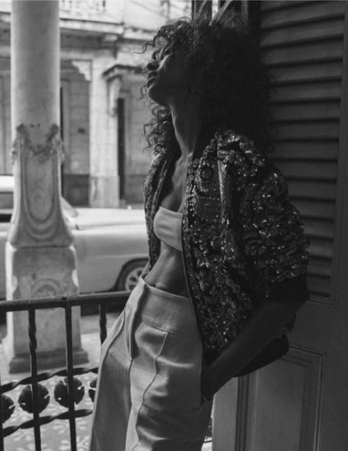 Фотограф Бенни Хорн запечатлел топ-модель Анаис мали в образах, созданных Сарой Фернандес, отражающих теплый дух кубы для Vogue Spain, март 2016 г. 05