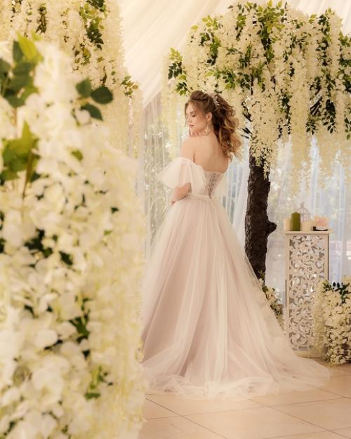 Когда прическа, макияж, аксессуары гармонично сочитаются со свадебным платьем - получается неповторимый образ невесты. 01