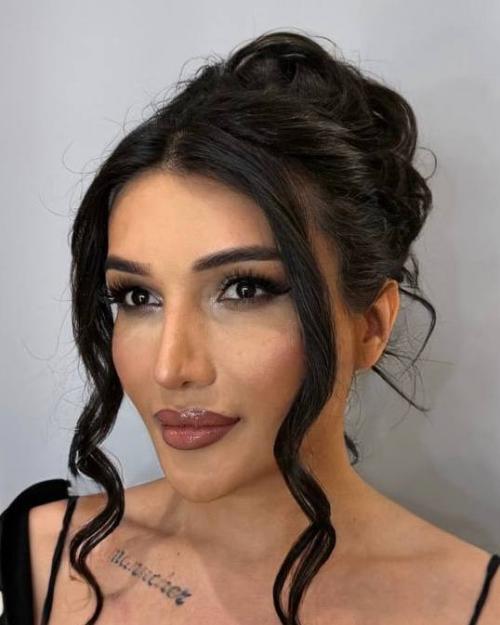 Макияж и прическа - это мощный инструмент самовыражения и уверенности в себе.

