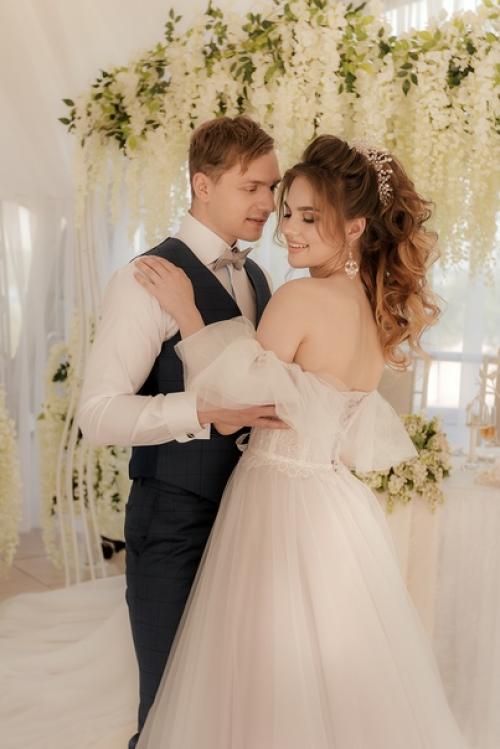 Когда прическа, макияж, аксессуары гармонично сочитаются со свадебным платьем - получается неповторимый образ невесты. 07