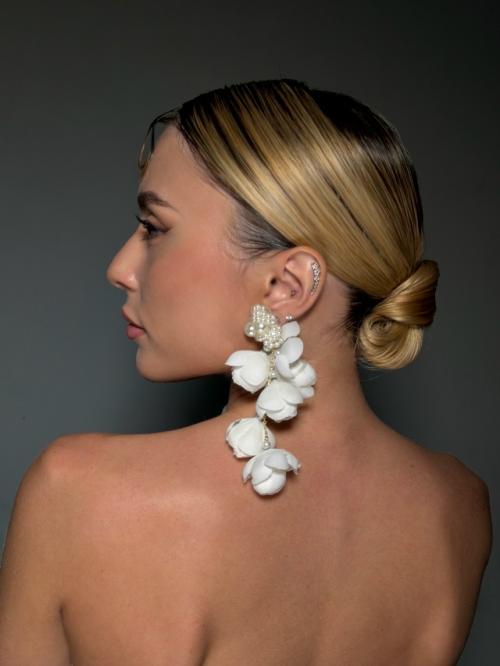 Финальный штрих, который либо собирает всё в единый стиль, либо ломает даже самый красивый макияж и платье - это свадебные украшения. 01