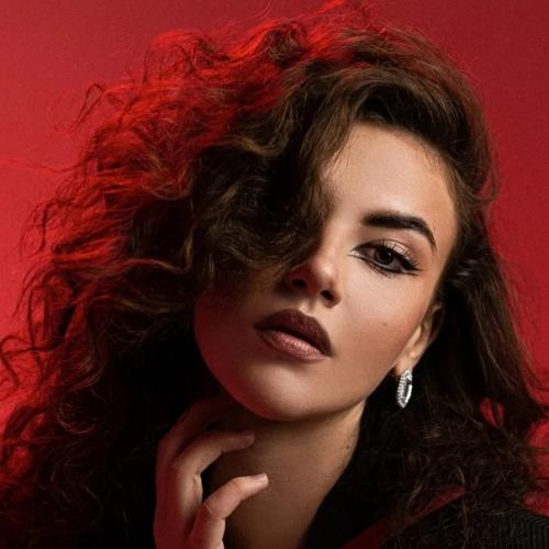 Я визажист и стилист по причёскам с 2016 года. 02