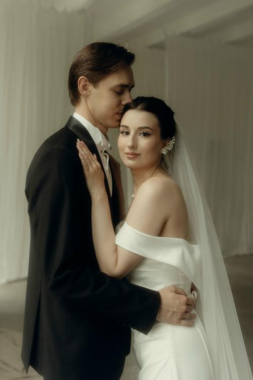 Как подобрать макияж и прическу под платье: 

