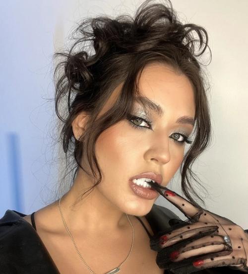 Я визажист и стилист по причёскам с 2016 года. 07