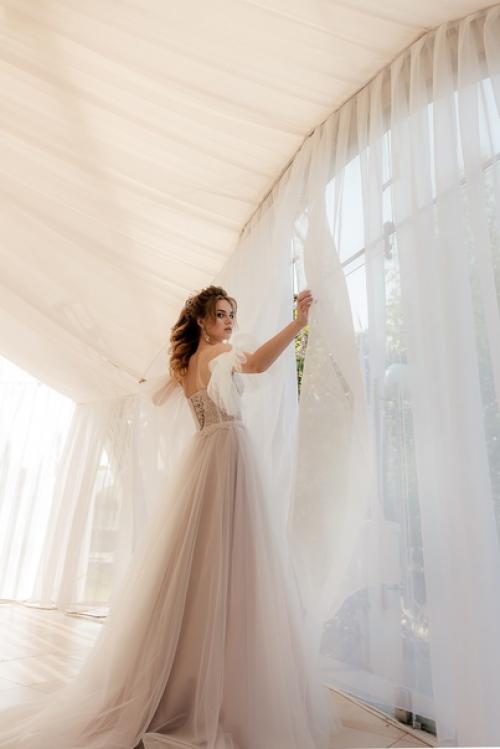 Когда прическа, макияж, аксессуары гармонично сочитаются со свадебным платьем - получается неповторимый образ невесты. 05