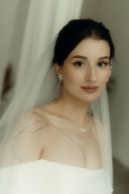 Как подобрать макияж и прическу под платье: 04