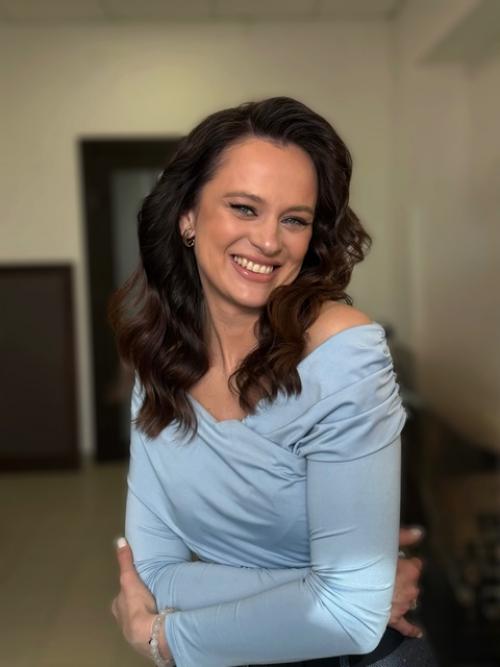 Для Татьяны был создан шикарный образ с макияжем и прической. 01