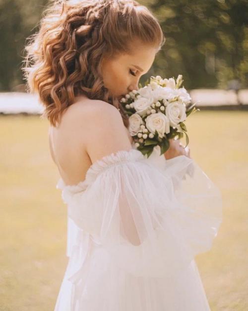 Наше знакомство с Евой произошло после того как ей отказались делать прическу из за густоты волос (а надо сказать волосы оочень густые и красивые. 01