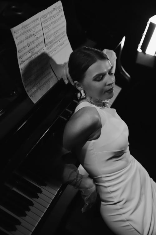 Когда Ира написала мне, что хочет на фотосессию ко дню рождения, в моей голове сразу всплыли картинки. 06