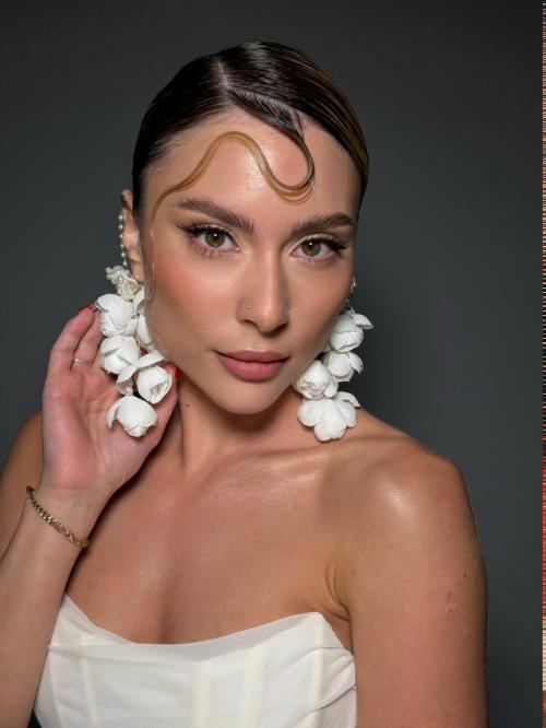 Финальный штрих, который либо собирает всё в единый стиль, либо ломает даже самый красивый макияж и платье - это свадебные украшения. 02