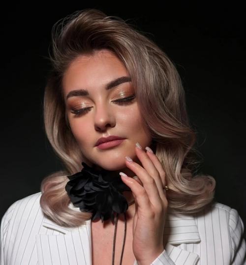 Я визажист и стилист по причёскам с 2016 года. 03