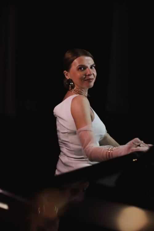 Когда Ира написала мне, что хочет на фотосессию ко дню рождения, в моей голове сразу всплыли картинки. 03