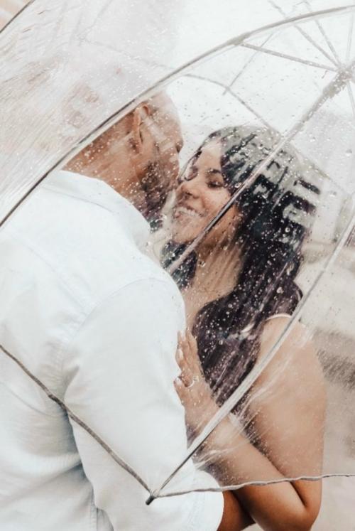 На свадьбу обещали солнце, а весь день будет лить дождь.

