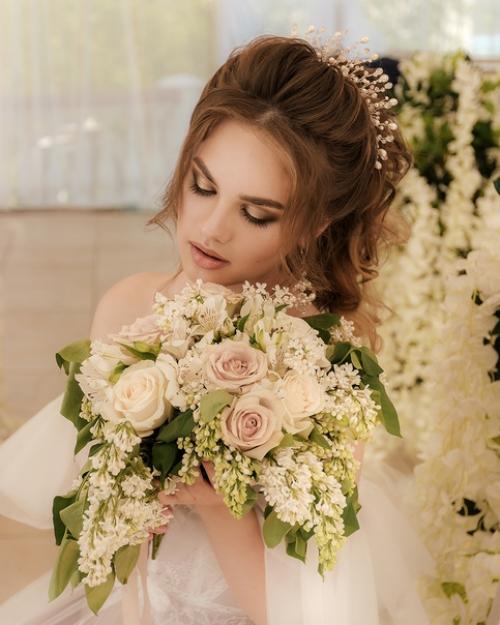 Когда прическа, макияж, аксессуары гармонично сочитаются со свадебным платьем - получается неповторимый образ невесты. 04