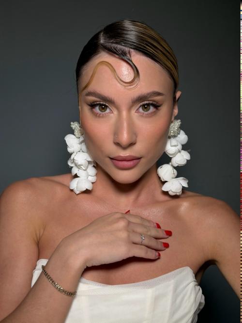 Финальный штрих, который либо собирает всё в единый стиль, либо ломает даже самый красивый макияж и платье - это свадебные украшения.
