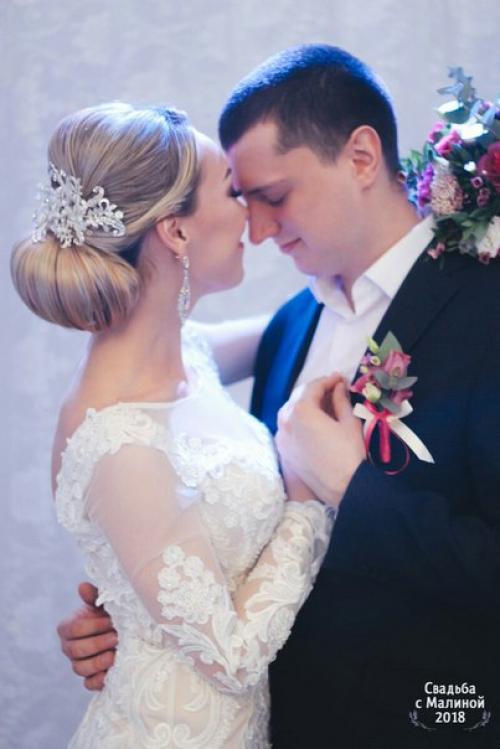 Дорогие клиентки, 13 и 14 апреля есть свободные места на прическу и макияж! 01