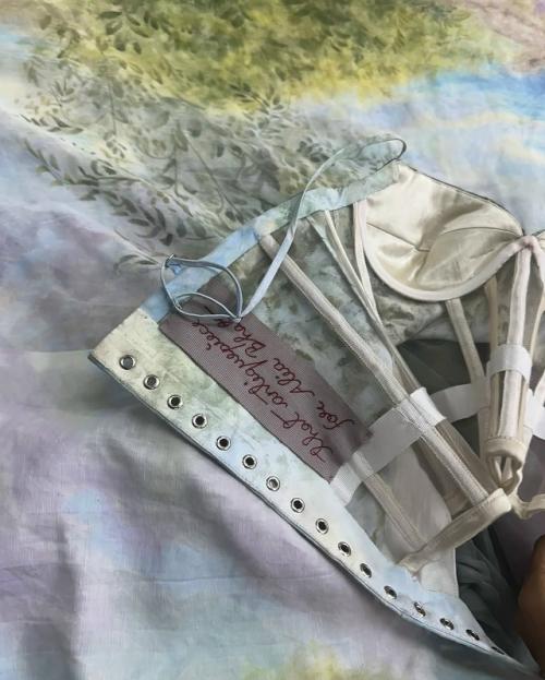 Алия на каннском кинофестивале появилась на публике в сшитом на заказ дизайнерском платье от Яша патила. 05