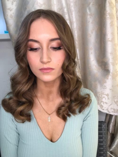 Нашей гостье сделан лёгкий макияж и причёска на средние волосы. 02