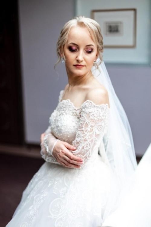 На фото моя прекрасная невеста Анна с моим макияжем и причёской! 02