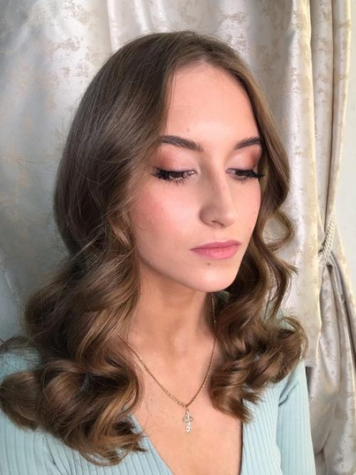 Нашей гостье сделан лёгкий макияж и причёска на средние волосы. 01