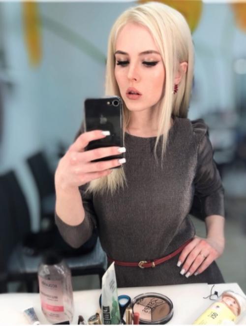 Нашей гостье сделан лёгкий макияж и причёска на средние волосы. 03