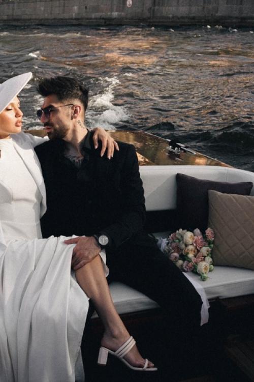 Фотосессия - это удивительная возможность запечатлеть моменты жизни и сохранить их на долгие годы. 03