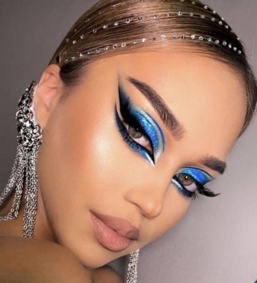 На 28 июня в 16: 00 требуется визажист и мастер по прическам (волосы немного ниже плеч), желаемый результат образа на фото). 01