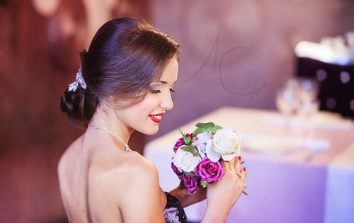 Скоро выпускной и уже куплено сногсшибательное платье, придумана прическа и шикарный макияж. 04