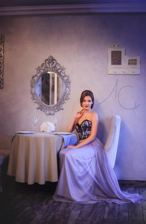 Скоро выпускной и уже куплено сногсшибательное платье, придумана прическа и шикарный макияж. 05