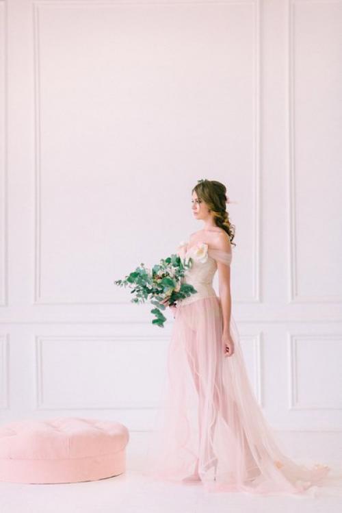 Один из самых популярных вариантов Утра Невесты это нежный образ в пеньюаре или шелковом халатике. 04