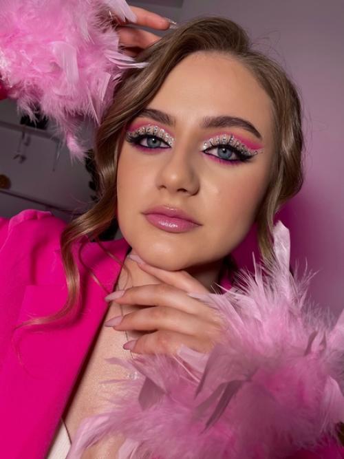 Пример того, как макияж и прическа может разнообразить ваш образ на день! 02