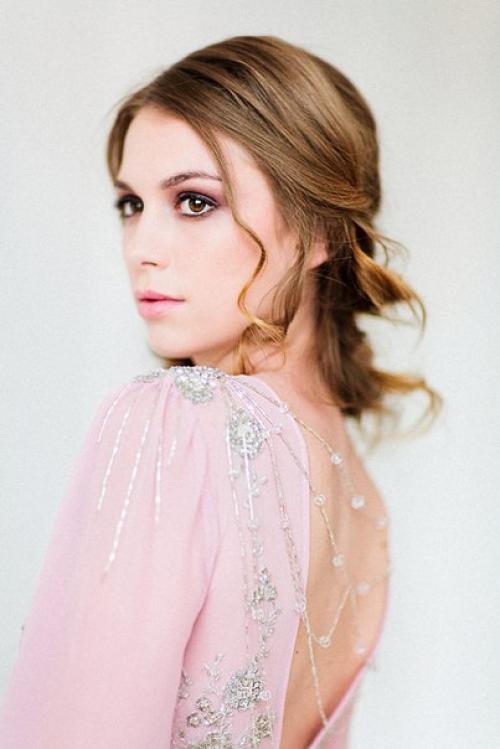 Один из самых популярных вариантов Утра Невесты это нежный образ в пеньюаре или шелковом халатике. 01