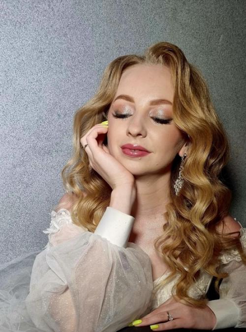 Нужно ли заранее делать пробный образ, да, если вы не знакомы изначально с мастерами, не краситесь, не делали ни разу профессиональный макияж! 01