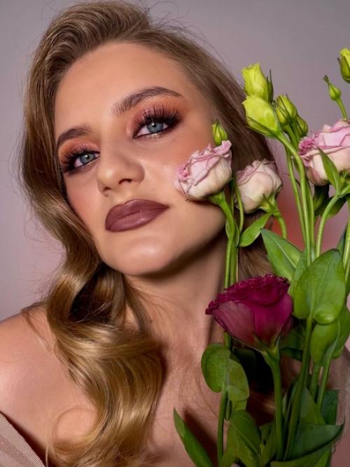 Пример того, как макияж и прическа может разнообразить ваш образ на день! 01