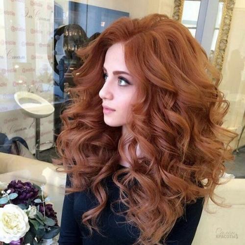 Добрый день!  Хотела бы узнать есть ли на парнасе мастера причёсок и макияжа? 01