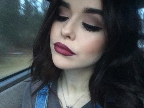 Добрый день!  Хотела бы узнать есть ли на парнасе мастера причёсок и макияжа? 02