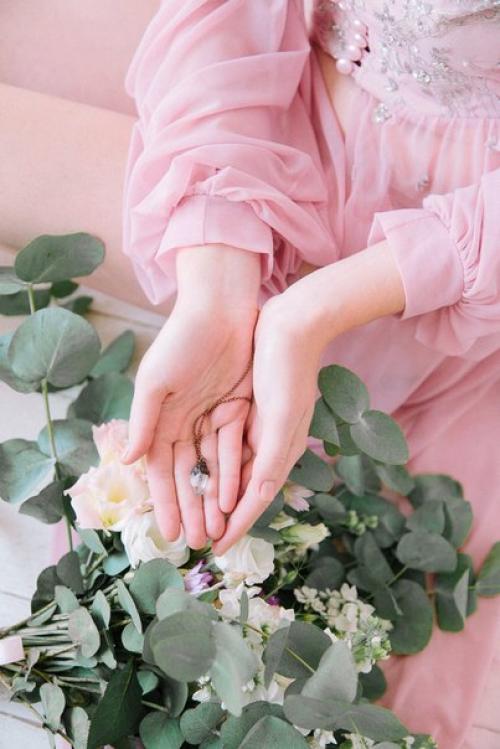 Один из самых популярных вариантов Утра Невесты это нежный образ в пеньюаре или шелковом халатике. 03