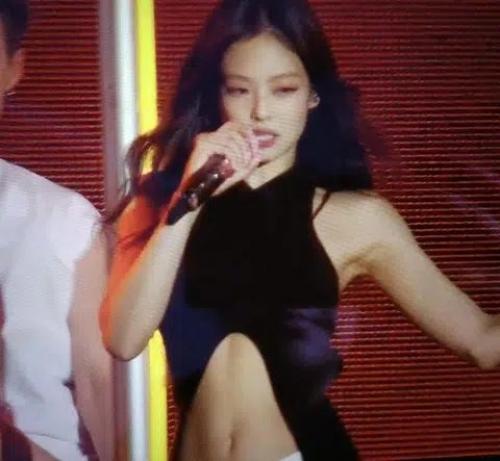 Дженни привлекла внимание изменением в макияже для недавнего концерта в Японии. 08