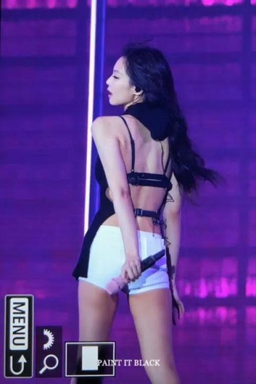 Дженни привлекла внимание изменением в макияже для недавнего концерта в Японии. 06