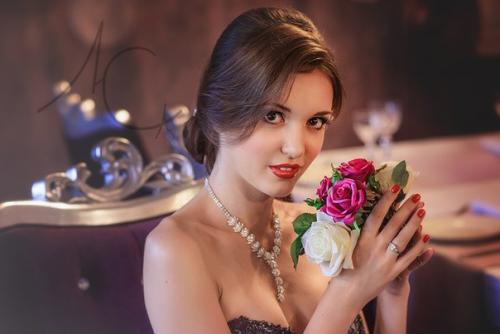 Скоро выпускной и уже куплено сногсшибательное платье, придумана прическа и шикарный макияж. 01