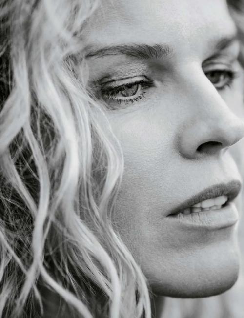 Чешская топ-модель Ева герцигова появилась на страницах журнала Elle France за июль 2023 года. 06