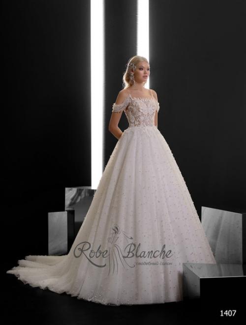 Санкт-петербург. Требуется два стилиста по прическам и макияжу на 6 число к 8: 00 (начало съемки в 10: 00) для сбора двух моделей. 06