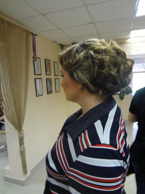 Работу над своим образом следует доверить хорошо себя зарекомендовавшим профессионалам. 03