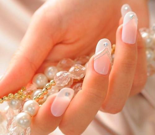 Трендом свадебной моды стал акцент на красоту и изящество платья, а не на макияж, прическу и маникюр. 02 Трендом свадебной моды стал акцент на красоту и изящество платья, а не на макияж, прическу и маникюр. 02