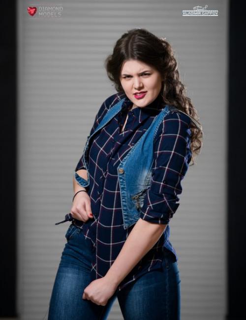 Дорогие девушки!  Ищу модель с длинными волосами на четверг (21. 07). 01