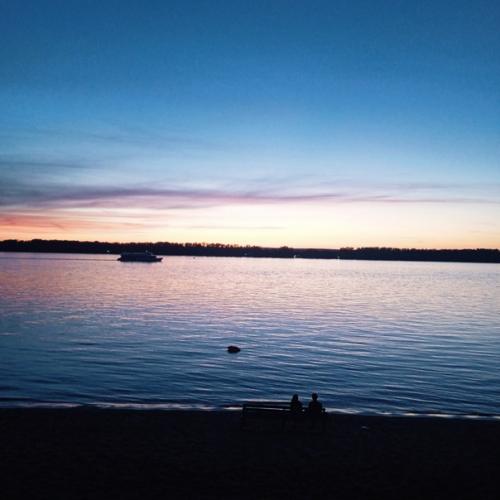 На волгу можно смотреть часами, как она меняет свой цвет. 01