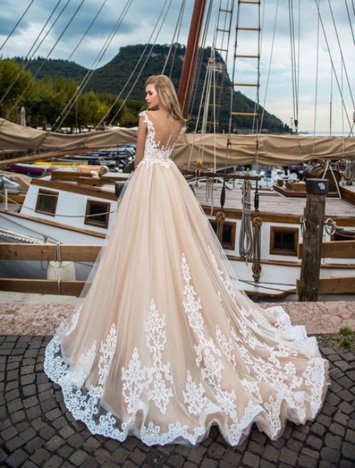 Санкт-петербург. Требуется два стилиста по прическам и макияжу на 6 число к 8: 00 (начало съемки в 10: 00) для сбора двух моделей. 03