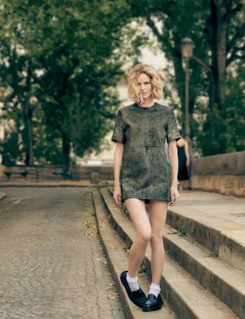 Чешская топ-модель Ева герцигова появилась на страницах журнала Elle France за июль 2023 года. 02