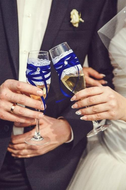 Зачем молодоженам свадебные бокалы для торжества: 06
